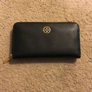 Tory Burch wallet. Excellent condition